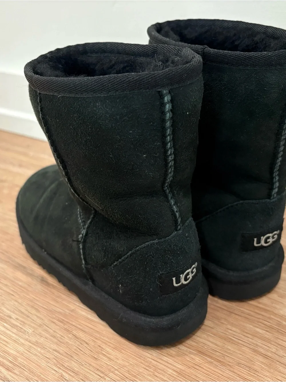 UGG Kids Black Short Suede Boots Cozy Warm Fur Shearling Trendy Fall Little Girl